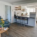 Ein Katzensprung Zum - 3 Zi, 2 Baeder, Balkon Appartement