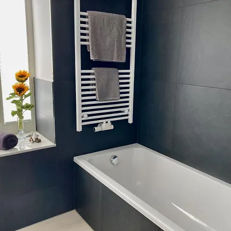 Ein Katzensprung Zum - 3 Zi, 2 Baeder, Balkon Apartamento