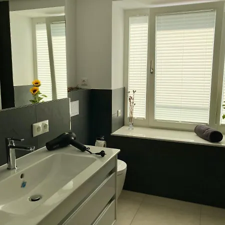 Ein Katzensprung Zum - 3 Zi, 2 Baeder, Balkon Binz