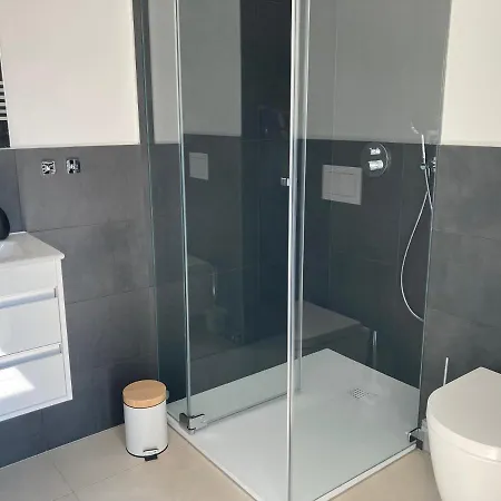 Ein Katzensprung Zum - 3 Zi, 2 Baeder, Balkon