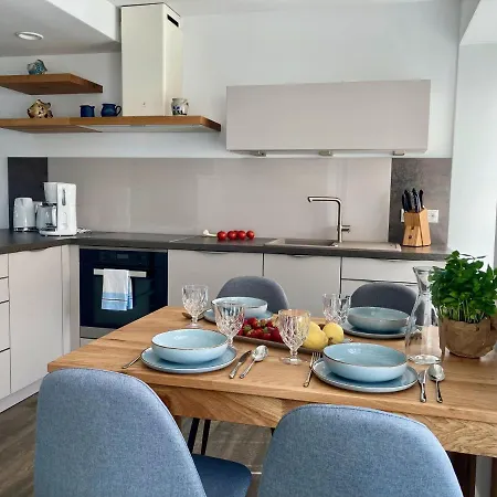 Ein Katzensprung Zum - 3 Zi, 2 Baeder, Balkon * Binz